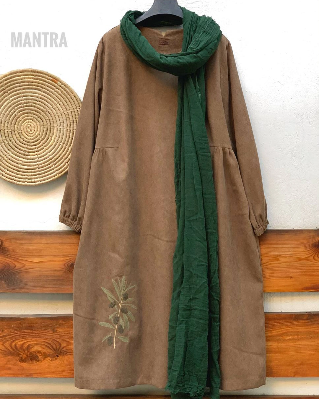 مانتو جلو بسته بلند مخمل کبریتی پاییزه مدل زیتون از برند مانترا