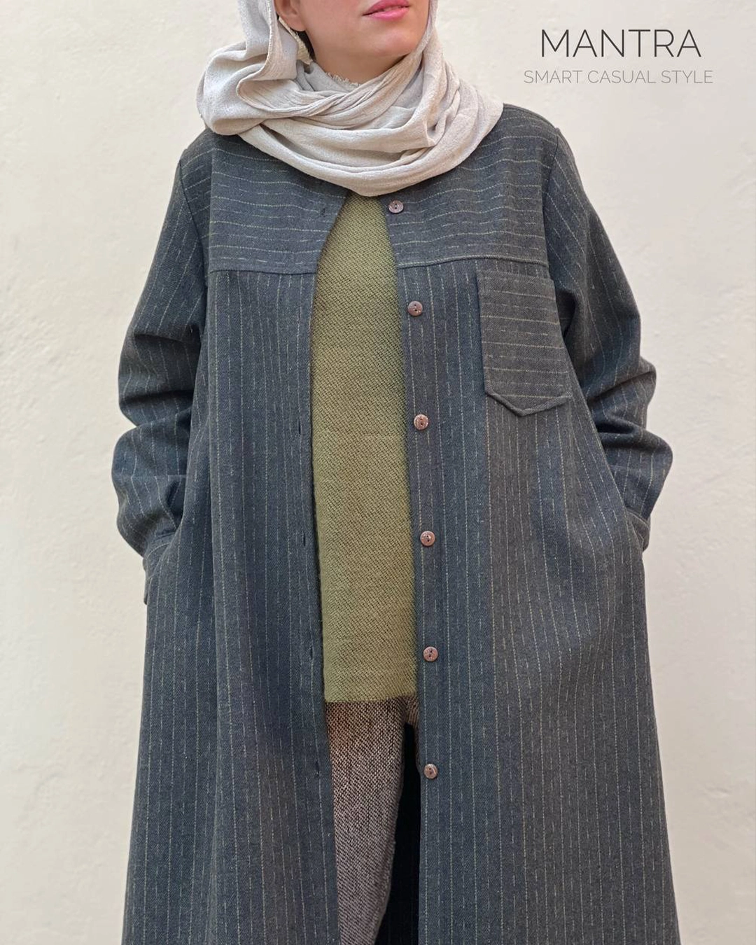 پالتو بلند زنانه کشمیر یشمی مدل مانی با تنخور آزاد و شیک در نور طبیعی