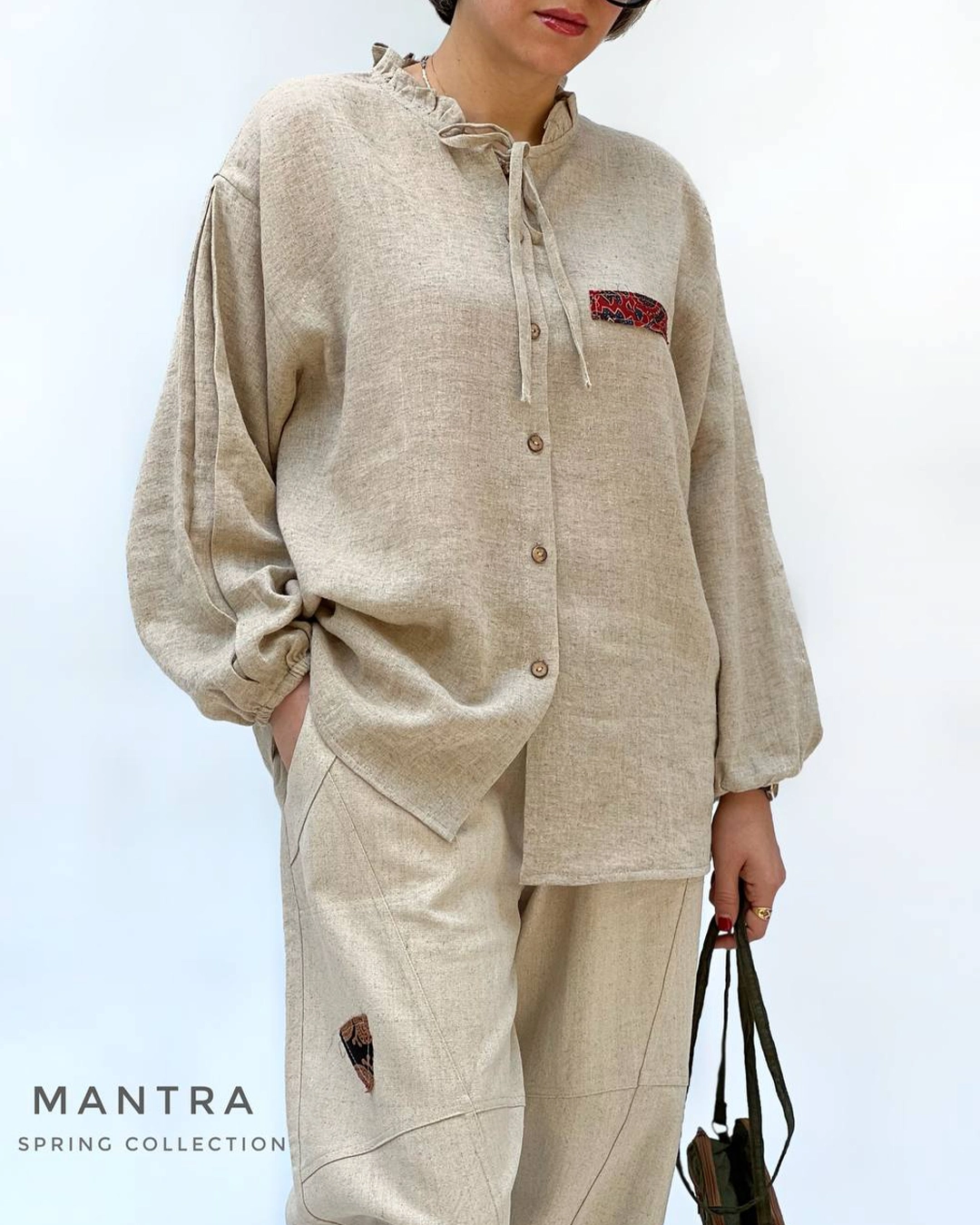 شومیز زنانه لینن نچرال کرم مدل میناب با یقه چین‌دار بنددار و تکه‌دوزی طرح‌دار روی جیب سینه